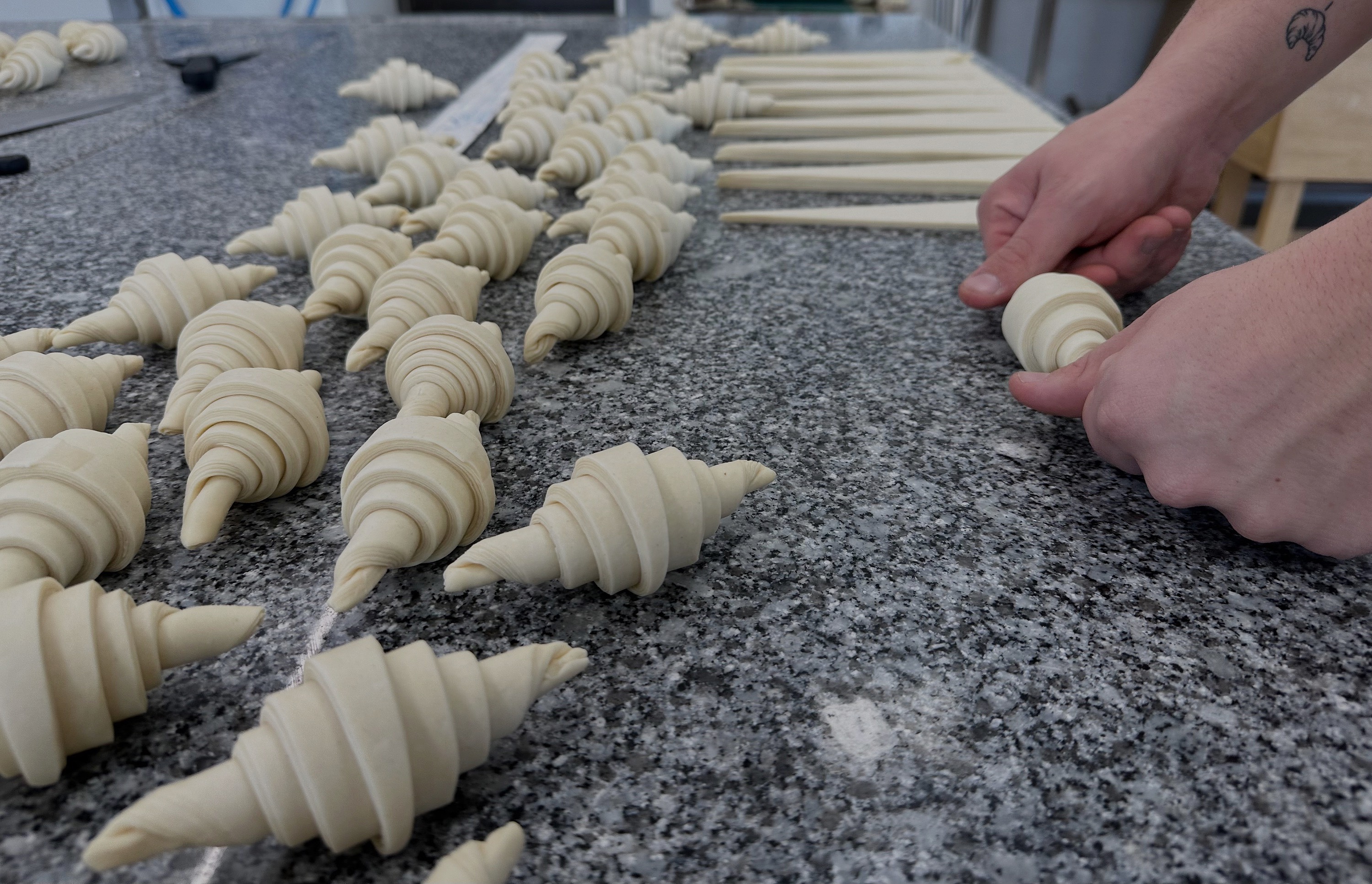 Façonnage des viennoiseries artisanales