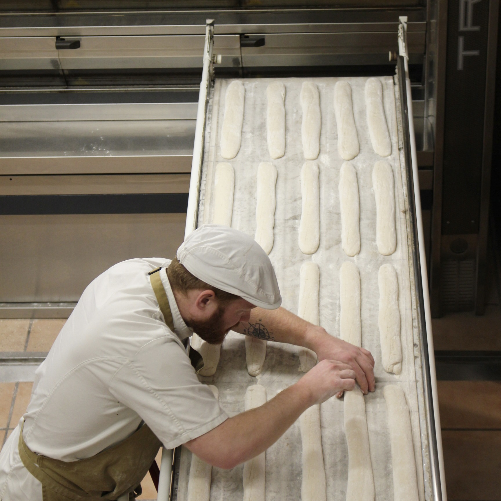 Lamage traditionnel des baguettes de pain