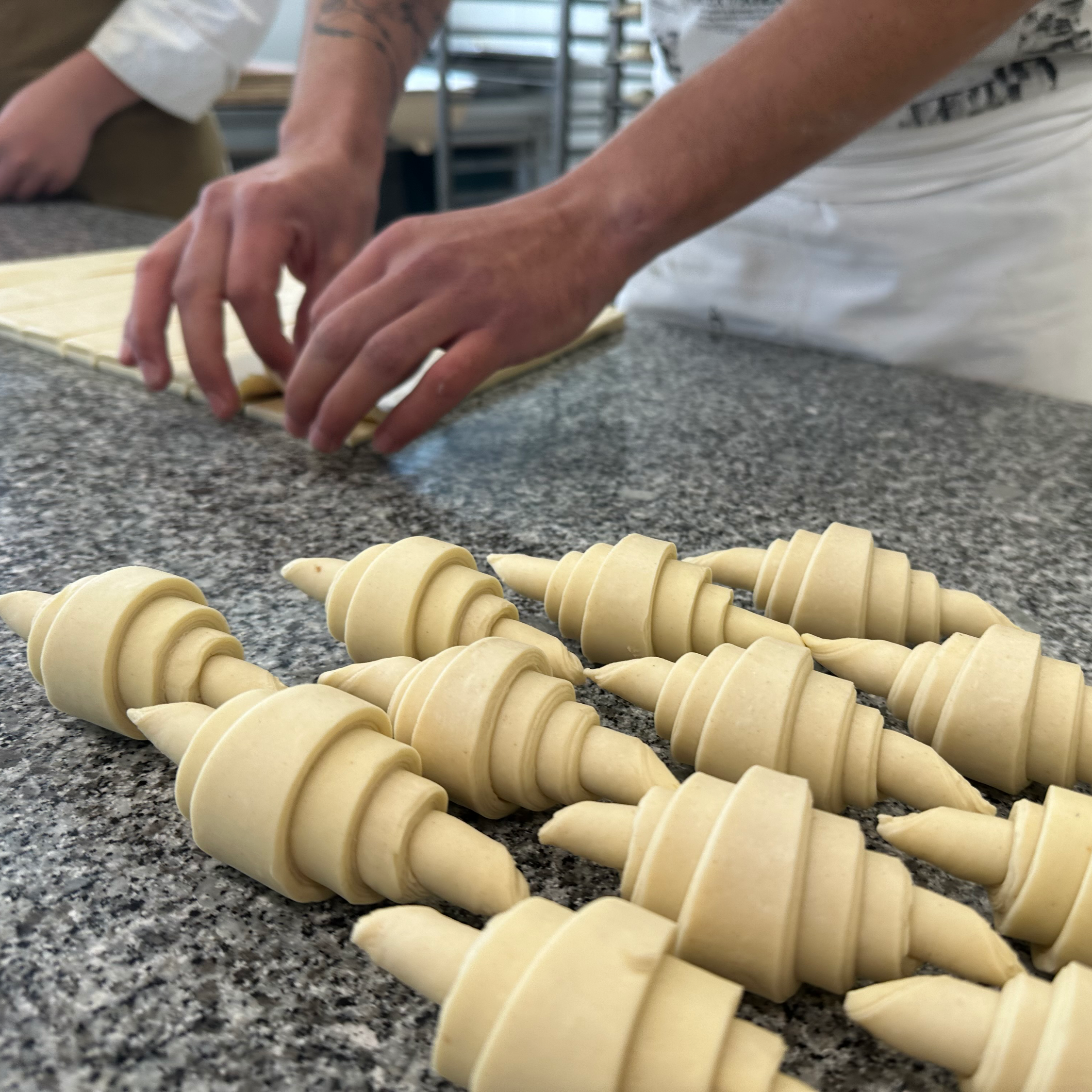 Façonnage artisanal des croissants au fournil